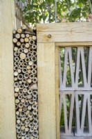 Hôtel à insectes construit en clôture dans le jardin de la cuillère en bois au RHS Hampton Court Palace Garden Festival 2022 - conception : - Toni Bowater et Lucy Welsh