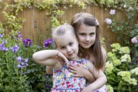Deux jeunes filles jouant dans un jardin