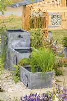Trois pots carrés à effet de plomb utilisés comme pièce d'eau en cascade avec plantation de fougères et d'herbes - Knolling with Daisies, RHS Hampton Court Palace Garden Festival 2022