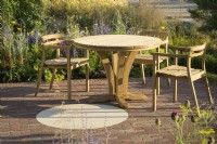 Coin salon avec table et chaises en bois et jardin Joy club - RHS Hampton Court Palace Garden Festival 2022