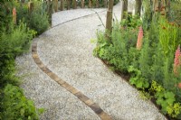 Chemin de gravier incurvé avec ligne centrale de briques - A Journey, en collaboration avec Sue Ryder garden au RHS Hampton Court Palace Garden Festival 2022