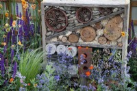 Hôtel d'insectes situé au milieu de plantes vivaces colorées dans le jardin 'Split Screen' au BBC Gardener's World Live 2017 - juin