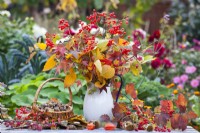 Bouquet de feuilles et de baies d'automne contenant de la rose de Guelder et du liquidambar