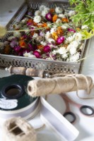 Ruban, ficelle, ciseaux et fleurs séchées