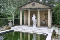 La maison d'été en pierre dans le jardin italien au Burrows Gardens, Derbyshire, en août