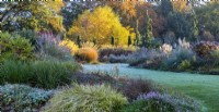 Avis de parterres mixtes plein de couleurs d'automne au Bressingham Gardens.