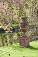 Urne décorative en terre cuite à côté du canal dans le jardin de John Massey en octobre.