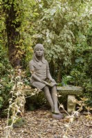 Sculpture de fille assise au jardin de John Massey en octobre.