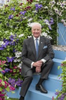 Raymond Evison, de Guernsey Clematis Nursery, au Chelsea Flower Show 2022 où l'exposition a remporté sa 32e médaille d'or.