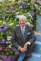 Raymond Evison, de Guernsey Clematis Nursery, au Chelsea Flower Show 2022 où l'exposition a remporté sa 32e médaille d'or.