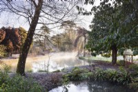 Le Wells Garden au Bishop's Palace Garden en janvier avec des sources bouillonnantes au premier plan.