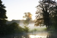 Brume matinale sur la rivière Nar. Été.