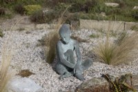 La sculpture de Marissa, en bronze de cuivre par Jenny Wynne Jones, était assise parmi les herbes et le gravier. Février.