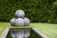 Sphères de pierre au bout d'un bassin rectangulaire