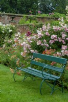 Banc vert contre parterre de roses et Alstroemerias - Helmingham Hall, Suffolk