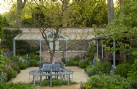 Plantes décoratives et comestibles dans le jardin clos du Savills Garden, conçu par Mark Gregory au RHS Chelsea Flower Show 2023