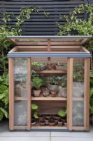 Un cadre froid vertical en bois de cèdre sur le stand Gabriel Ash au RHS Chelsea Flower Show 2023