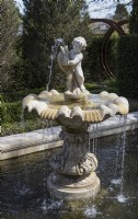 La fontaine classique et la piscine formelle du jardin blanc italien. Un Moorgate est en arrière-plan. Trago Mills montrent les jardins, Devon, Royaume-Uni. Peut. Printemps