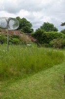 Chemin fauché autour de la faune de l'herbe dans un jardin clos avec caractéristique architecturale moderne - Hidden Gardens Day, Woodbridge, Suffolk
