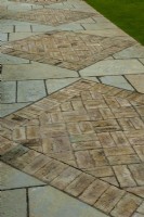 Utilisation décorative de dalles et de briques pour créer une voie à motifs - Journée des jardins ouverts, Easton, Suffolk