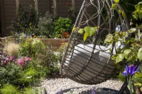 Balançoire en forme d'œuf avec coussins - The Chic Garden Getaway - BBC Gardeners' World Live 2023 - Designer : Katerina Kantalis