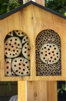 Boîte à insectes de jardin en bois montée sur poteau - The Chic Garden Getaway - BBC Gardeners' World Live 2023 - Designer : Katerina Kantalis