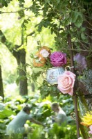 Mur décoré de roses et de porcelaine par Joyce Brueren (Jolls) et Debbie Kleinendorst lors du festival Rose.