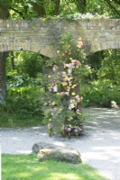 Mur décoré de roses et de porcelaine par Joyce Brueren (Jolls) et Debbie Kleinendorst lors du festival Rose.