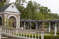 L'entrée des jardins d'exposition, avec des fontaines, une grande pergola chargée de glycines et des statues. Trago Mills montrent les jardins, Devon, Royaume-Uni. Peut. Printemps