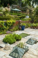 Patio avec des parterres d'herbes en médaillon, des cloches de style victorien, des pots et des parterres de plantation assortis - Garden Festival Day, Fressingfield, Suffolk