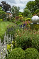 Parterre de fleurs vivaces profondes avec fonction sculpturale moderne - Journée des jardins ouverts, Tuddenham, Suffolk