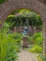 Entrée du jardin en contrebas à East Ruston Gardens à Norfolk Juillet Été