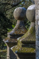 Boules d'obélisques en pierre au printemps - avril