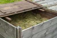 Bacs en bois avec couvercles pour compost - Journée jardins ouverts, Worlingworth, Suffolk