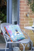 Chaise de jardin en métal avec coussin à motifs