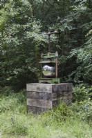 Le Monument Scott dans la déambulation. Presse métallique retenant un globe en acier inoxydable monté sur un socle en bois. Août.