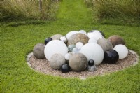 Sculpture 'A Load of Balls' de Robert Dalrymple dans le House Field. Août.