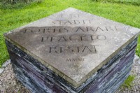 Inscription en pierre montée sur ardoises dans le Domaine de la Maison appelée 'Ore stabit'. C'est une blague car l'inscription n'est pas latine mais est destinée à être lue à haute voix en anglais. Août.