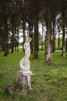 Statue de Vénus parmi les arbres dans un jardin de septembre