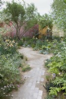 Le jardin des paysages nourrissants. Créatrice : Sarah Price. Un jardin utilisant des matériaux bas carbone. Exposition florale de Chelsea. Médaille d'or.