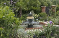 Un jardin à la française basé sur les jardins de la cour historique de Charleston, en Caroline du Sud, avec un point d'eau en forme d'ananas représentant la célèbre fontaine du front de mer de Charleston. Explorez Charleston - Bienvenue à Charleston, RHS Hampton Court Palace Garden Festival 2023.
