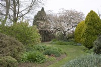 Vue sur la pelouse des jardins de Barnsdale, avril