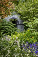 Voir la plantation passée au temple sur le - Myeloma UK - A Life Worth Living Garden - designer Chris Beardshaw - RHS Chelsea Flower Show 2023
