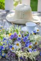 Bouquet de fleurs d'été contenant des marguerites, des bleuets, des grandes vergerettes et des Persicaria.