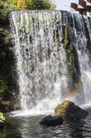La cascade avec rochers et bassin en contrebas