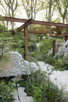 Une charpente métallique rouillée et de grandes dalles de béton brisées sont exposées parmi les plantations épineuses du jardin d'écoute des Samaritains - Concepteur : Darren Hawkes - Sponsor : Project Giving Back -