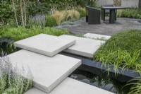Pont menant au coin salon dans « Shades of Grey » au BBC Gardener's World Live 2021 - jardin urbain contemporain utilisant différents matériaux d'aménagement paysager gris et durs, août