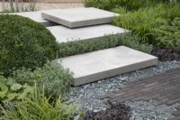 'Shades of Grey' au BBC Gardener's World Live 2021 - jardin urbain contemporain utilisant différents matériaux d'aménagement paysager gris et durs, août