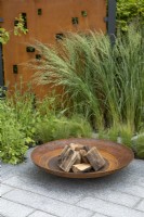 Foyer et écran métallique dans le jardin « High Line » au BBC Gardeners World Live 2019, juin
