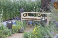 Coin salon dans le jardin « Oasis of Peace » au BBC Gardeners World Live 2019, juin
